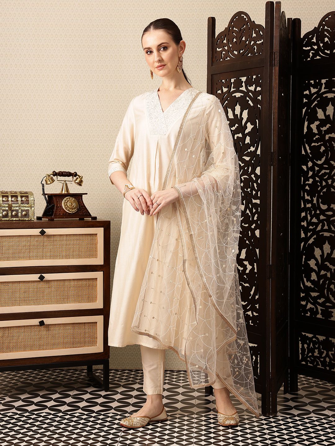 House of Pataudi Floral Yoke Design V-Neck Thread Work Jashn Kurta with Trousers & Dupatta