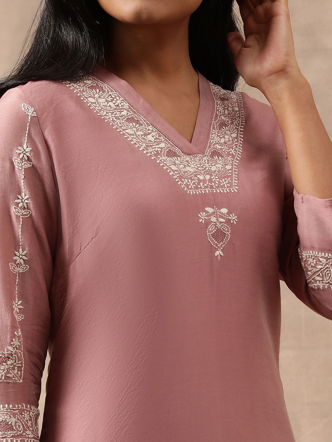 W The Folksong Collection Thread Work Embroidered Cotton Silk Straight Kurta