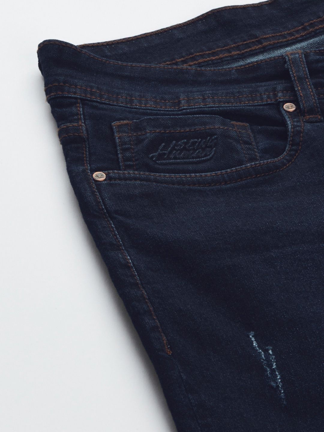 Menjadi lelaki manusia kurus sesuai pertengahan pertengahan kecemasan rendah pudar seluar jeans yang boleh diperbaharui