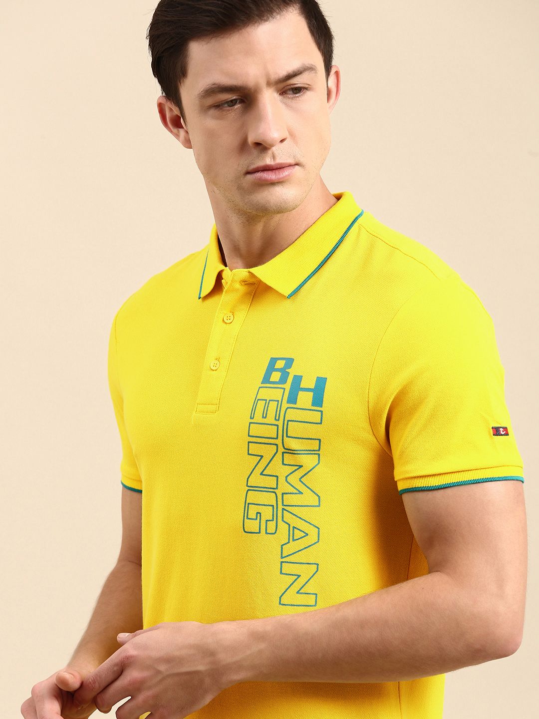 Menjadi T-shirt kolar polo berwarna kuning & biru manusia