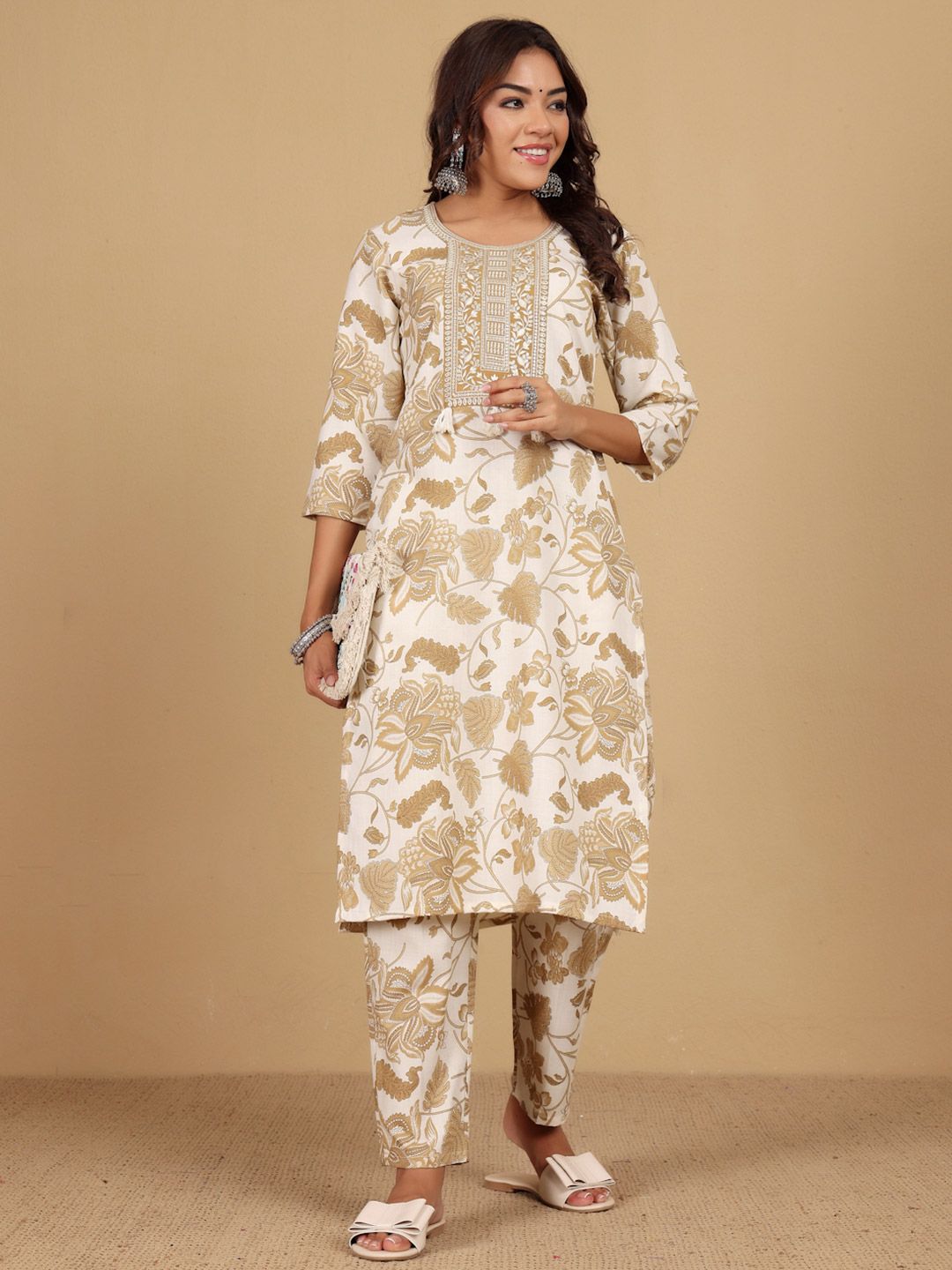 Varanga Floral Printed Thread Work Round Neck Straight Kurta With Trousers