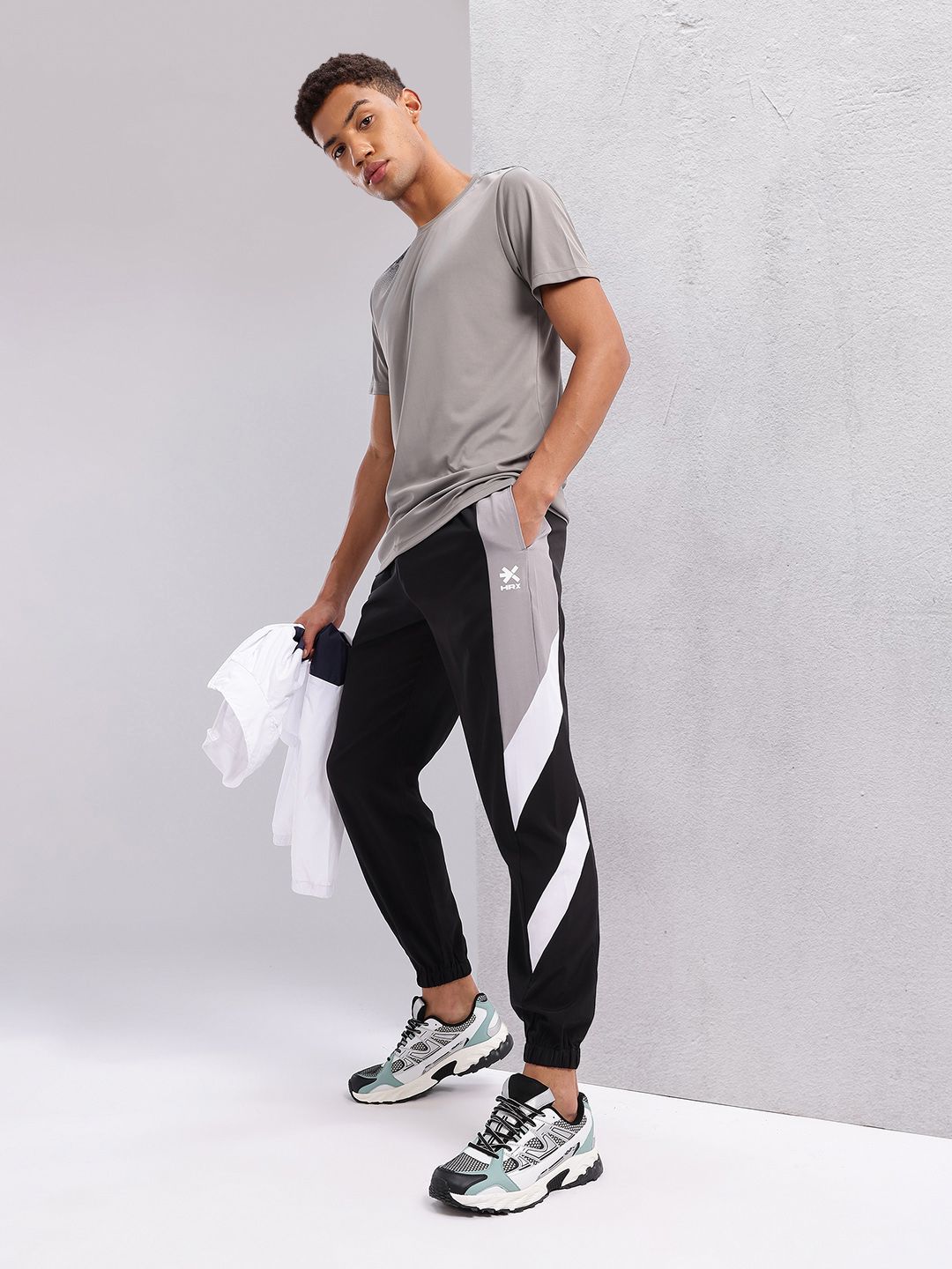 HRX by Hrithik Roshan Men Lifestyle Mid-Rise Contrast Side Panel Joggers