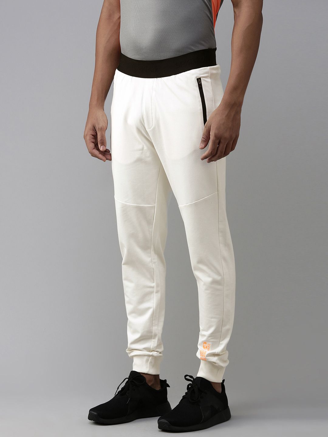 Spykar Men Pepejal Slim Fit Mid-Rise Joggers biasa