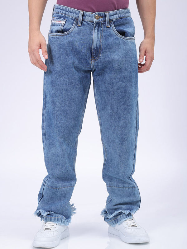 Lelaki garaj India lurus sesuai dengan seluar jeans pudar berat yang agak tertekan
