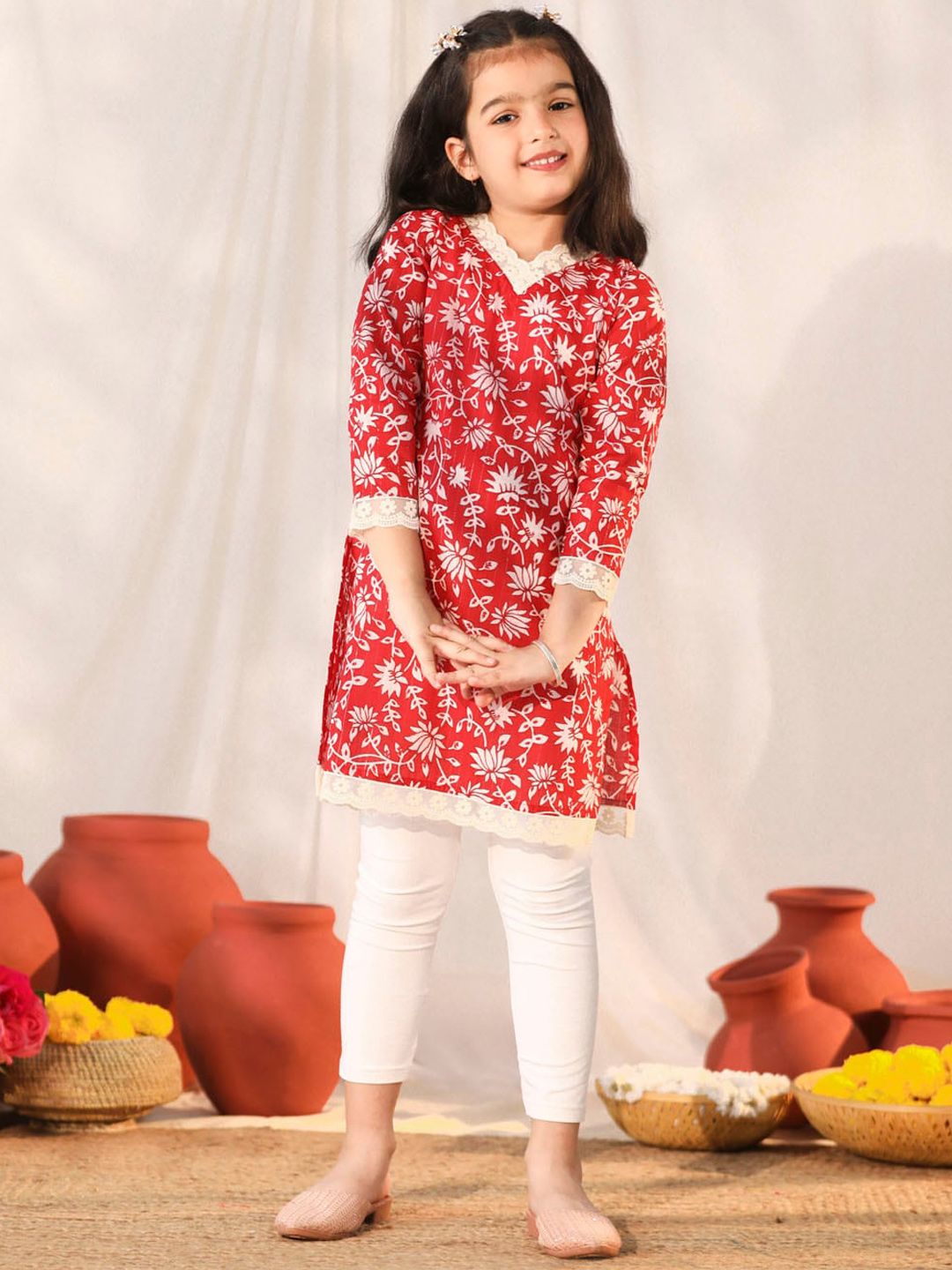 VASTRAMAY Girls Floral Printed V-Neck Regular Sleeves Pure Cotton Kurta Set