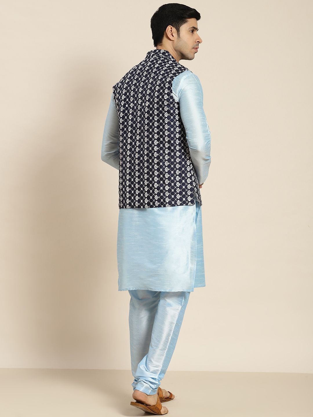SOJANYA Men Blue Embroidered Kurta with Churidar