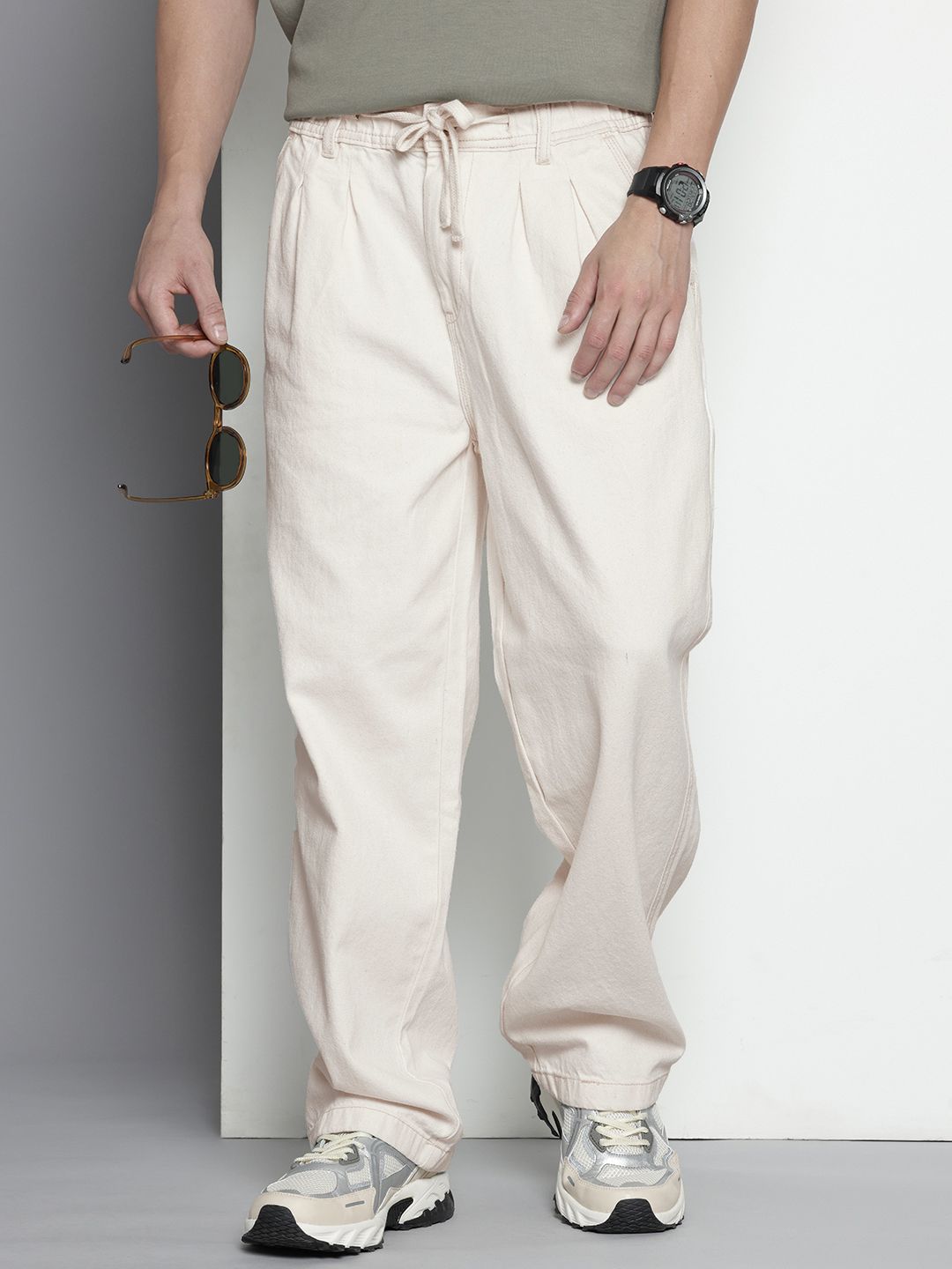 The Indian Garage Co Men Pleated Relaxed Fit Pure Cotton Jeans