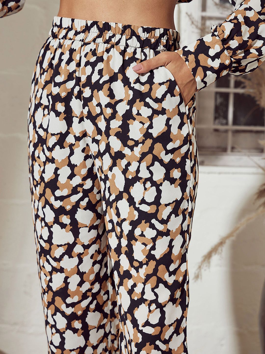 SASSAFRAS Women Beige Abstract Printed Mid-Rise Straight Trousers
