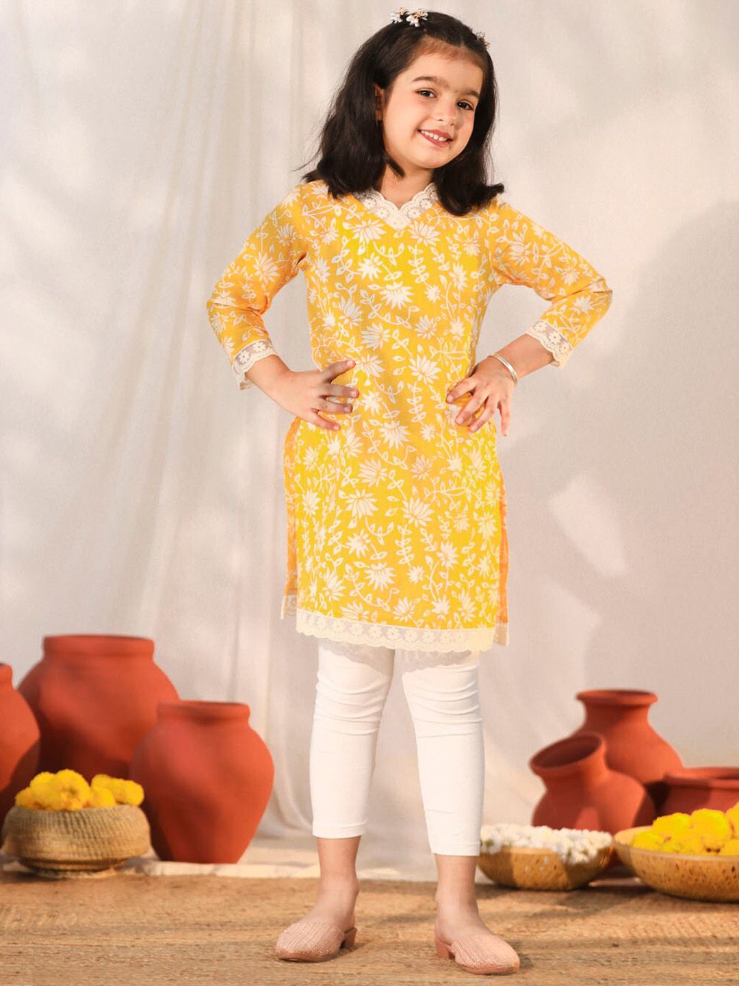 VASTRAMAY Girls Floral Printed V-Neck Cotton Kurta