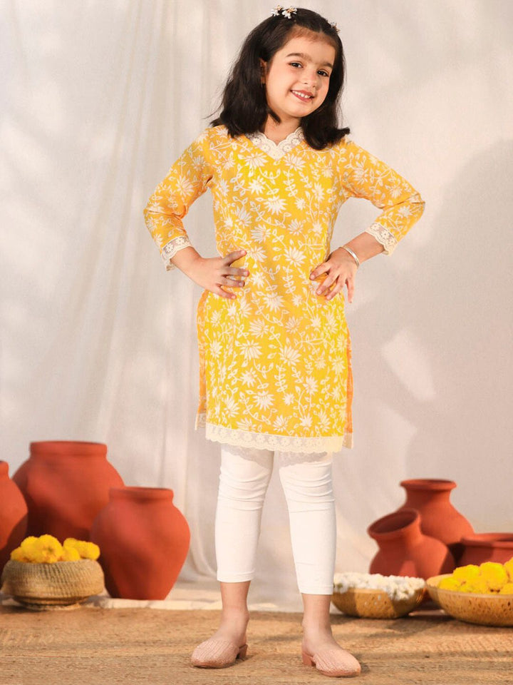 VASTRAMAY Girls Floral Printed V-Neck Cotton Kurta