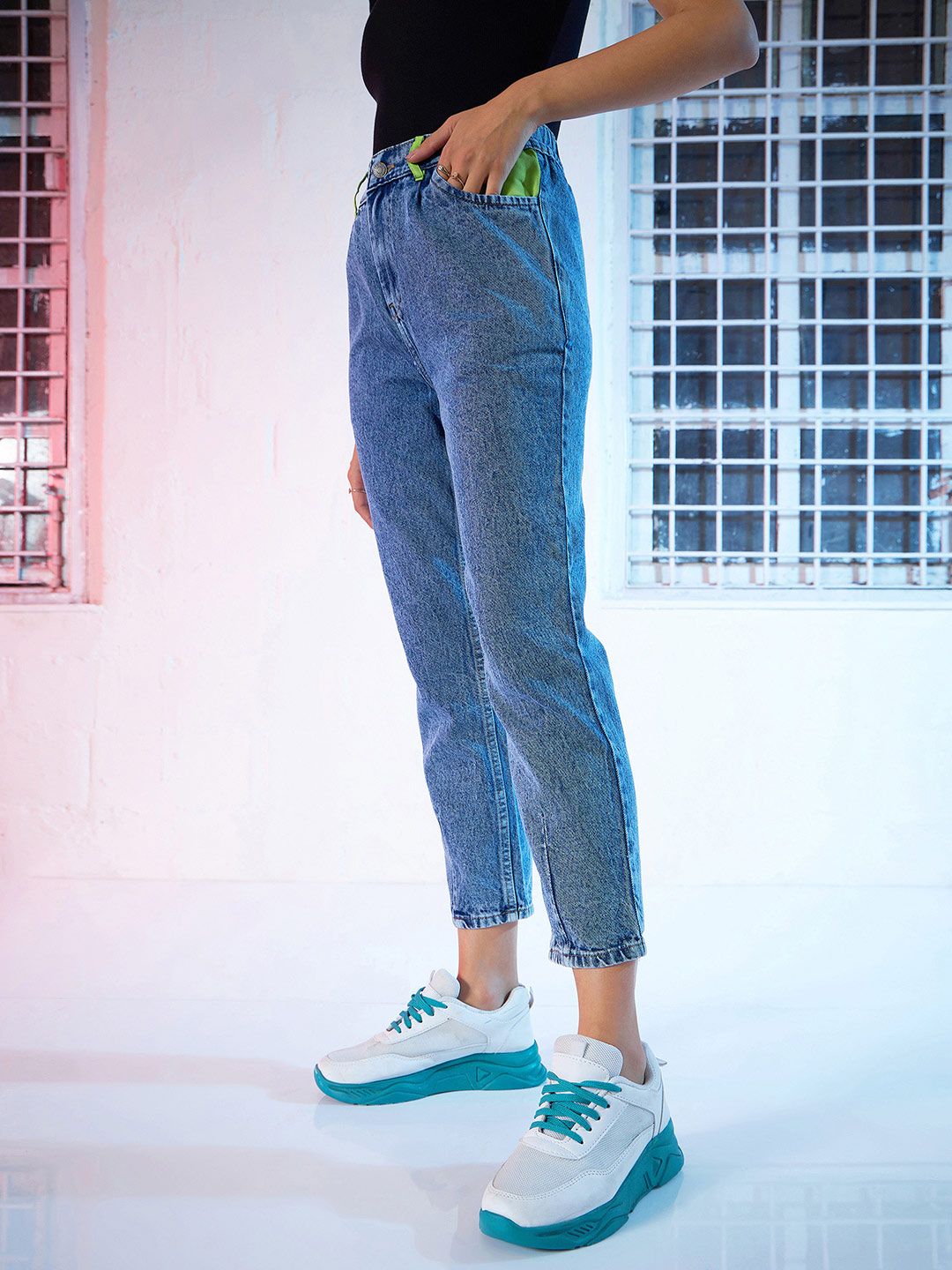 SASSAFRAS Women Blue Regular Fit Mid-Rise Pleated Clean Look Slouchy Jeans