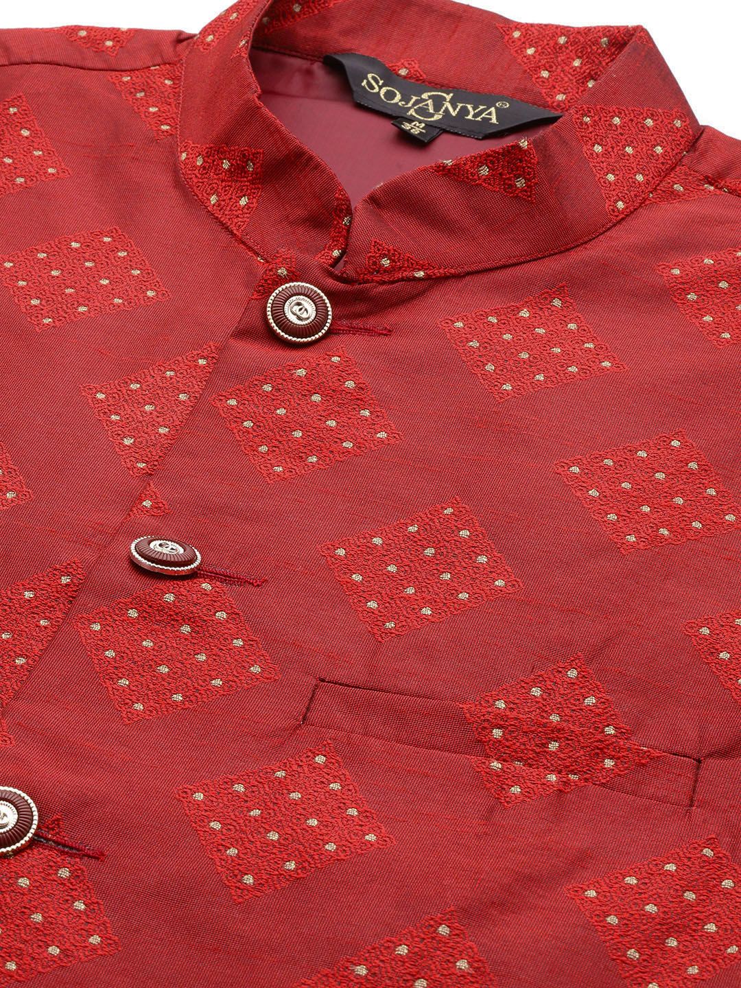 SOJANYA Men Maroon Kurta dengan Churidar dengan Jaket Nehru