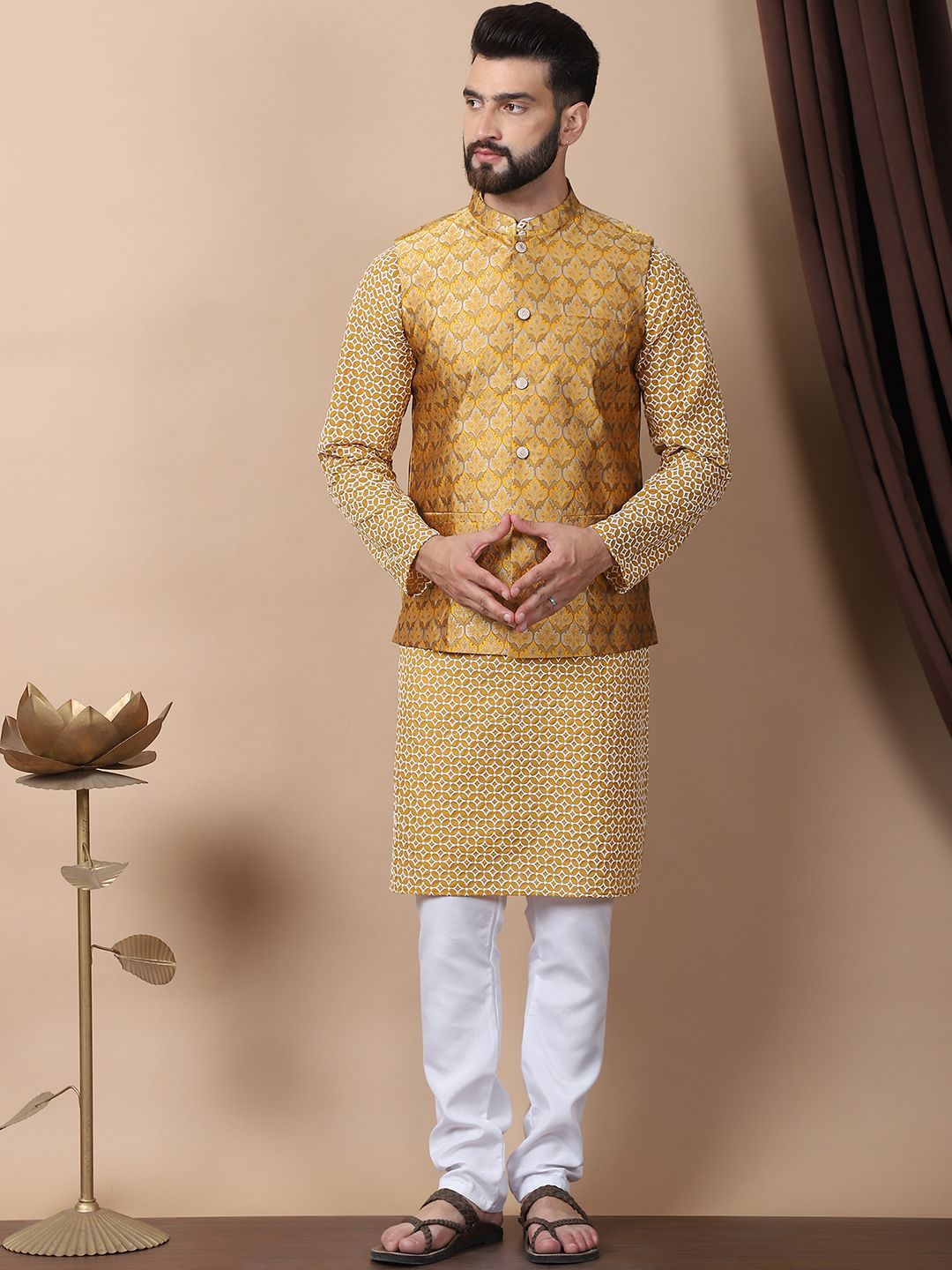 Kurta Kapas Tulen Bersulam Geometri Anouk Mustard Kuning dengan Jaket Churidar & Nehru