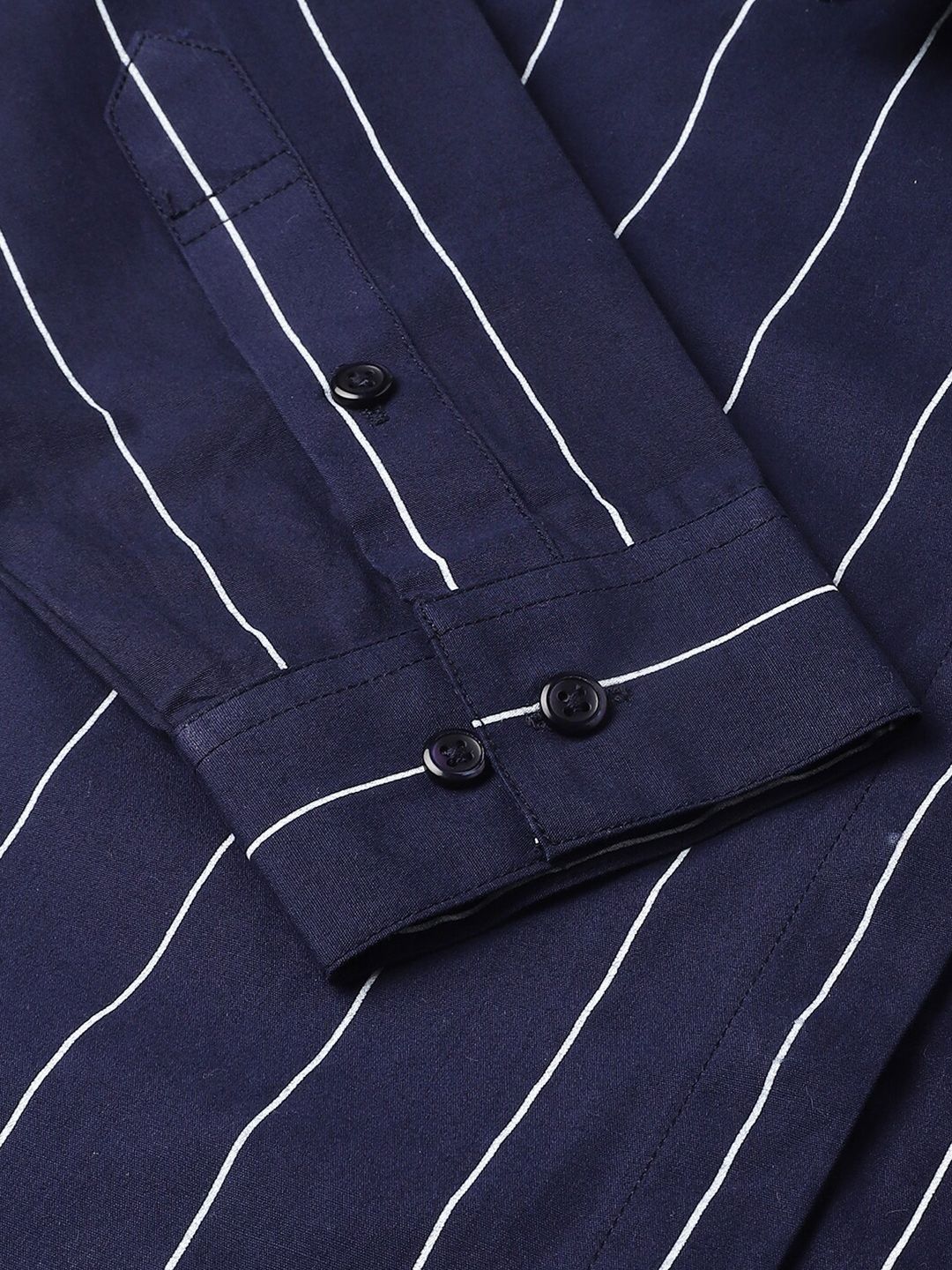 Hancock Sharp Slim sesuai dengan baju formal kapas menegak