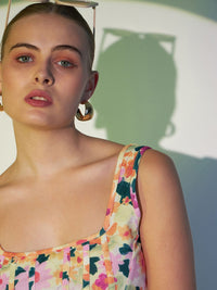 Berrylush White Floral Printed Square Neck Sleeveless Regular Crop Top