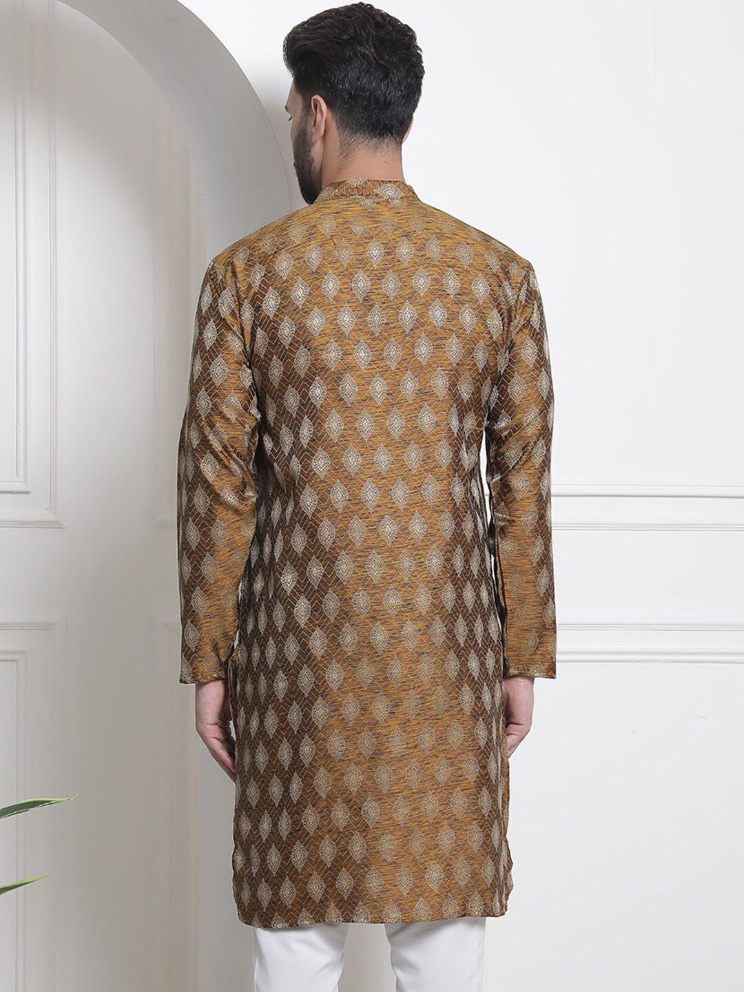 SOJANYA Mandarin Collar Zari Ethnic Motif Woven Deign Kurta
