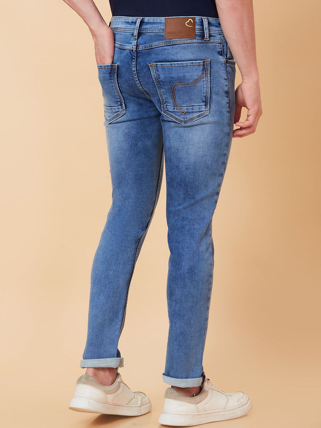 Menjadi lelaki manusia langsing sesuai dengan seluar jeans berat