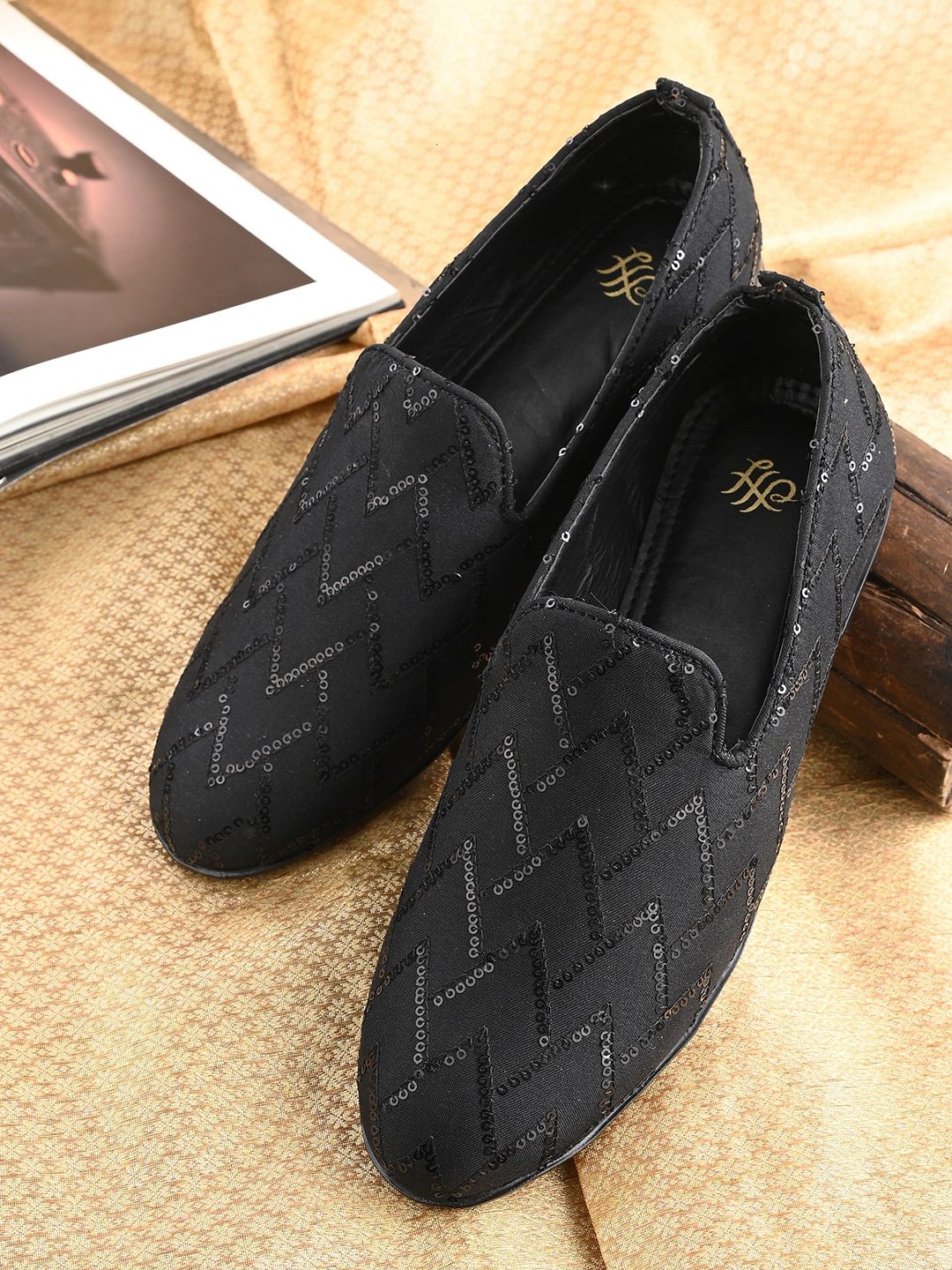 House of Pataudi Men Embellished Lightweight Mojaris