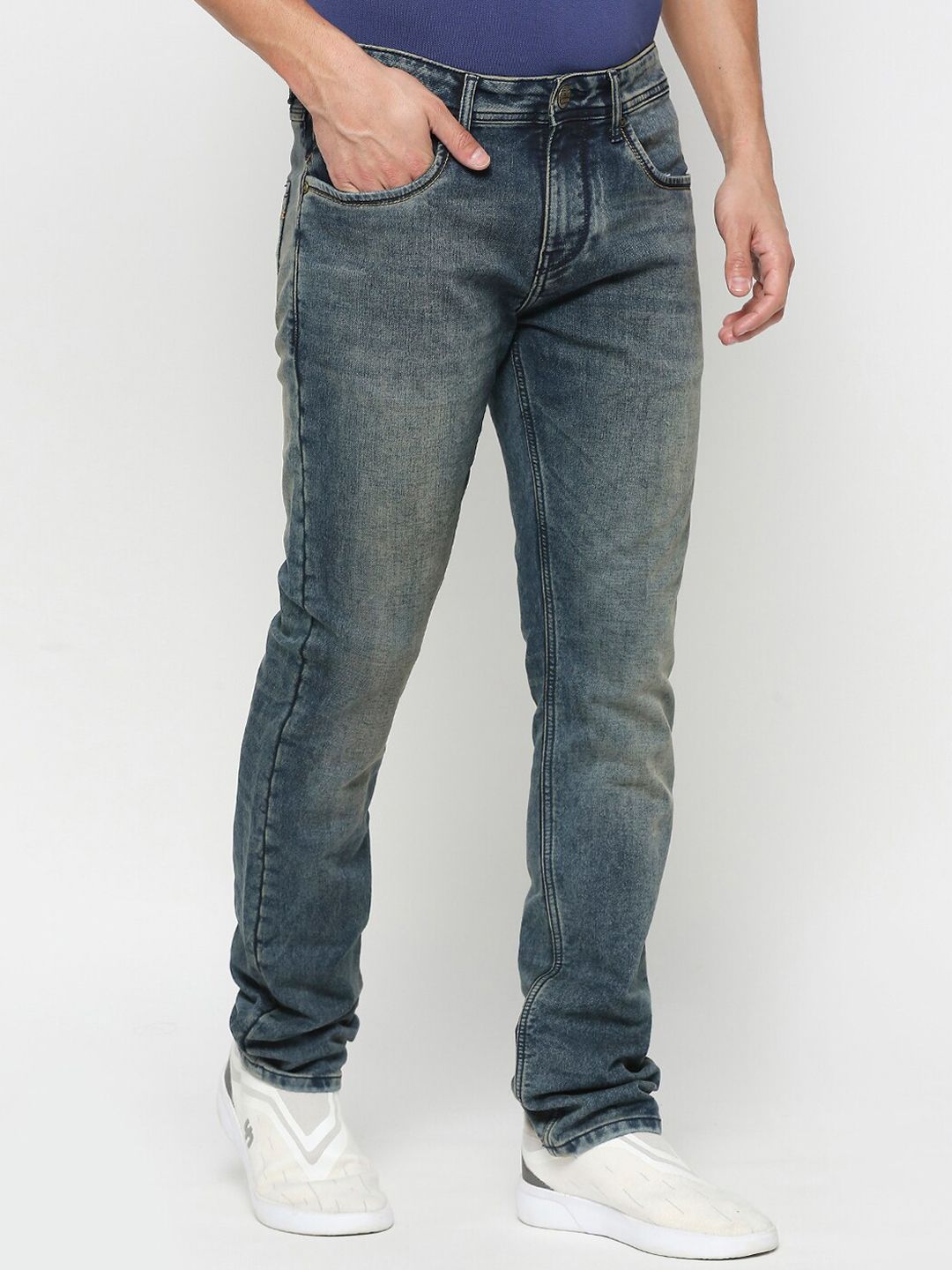 Menjadi lelaki manusia bootcut bersih kelihatan jeans pudar berat