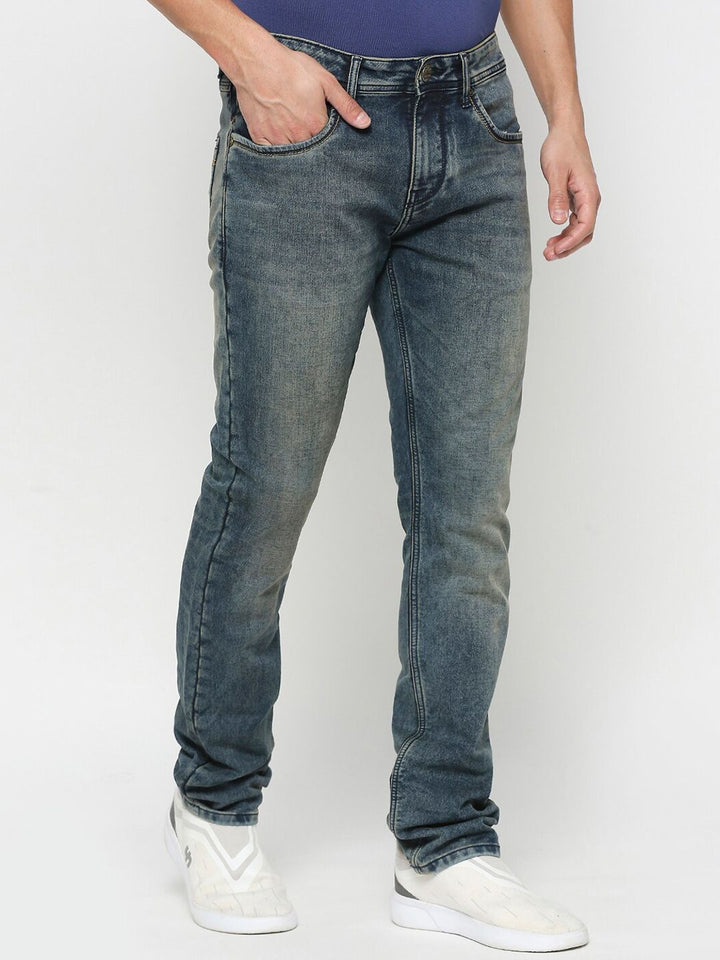 Menjadi lelaki manusia bootcut bersih kelihatan jeans pudar berat