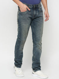 Menjadi lelaki manusia bootcut bersih kelihatan jeans pudar berat