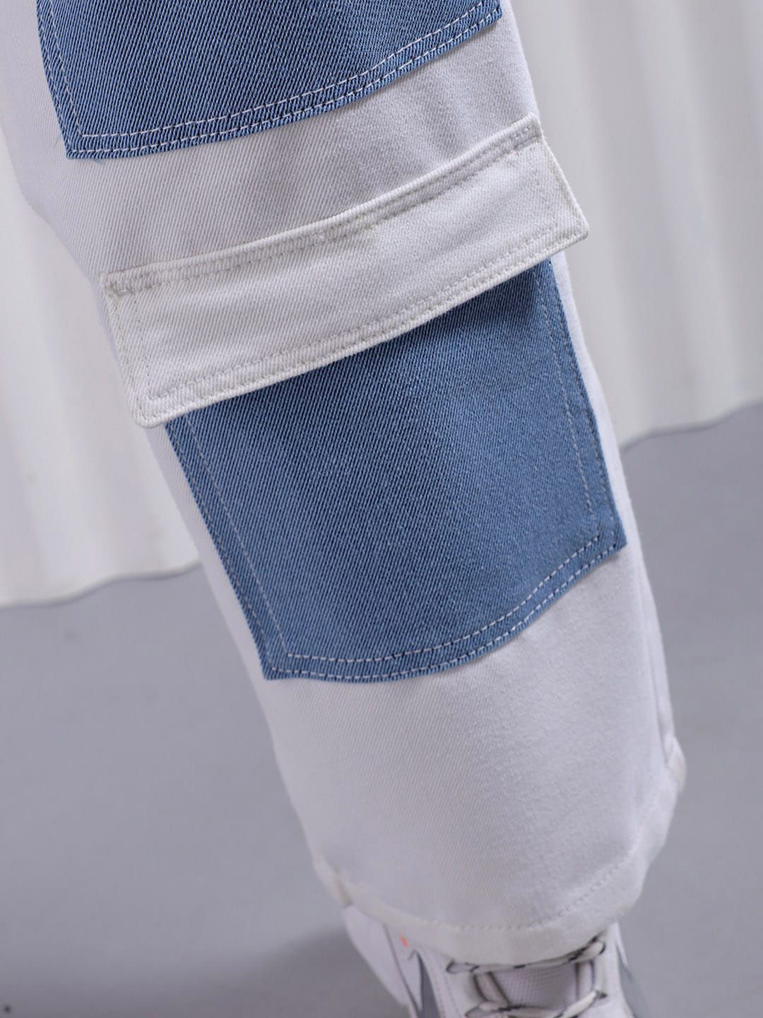 The Indian Garage Co Men Relaxed Fit Clean Look Colourblocked Cargos Jeans