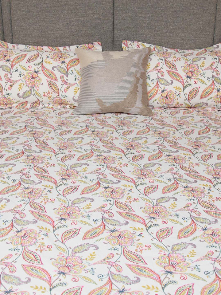 URBAN SPACE White & Red Printed 200 TC Cotton Double King Bedsheet With 2 Pillow Covers