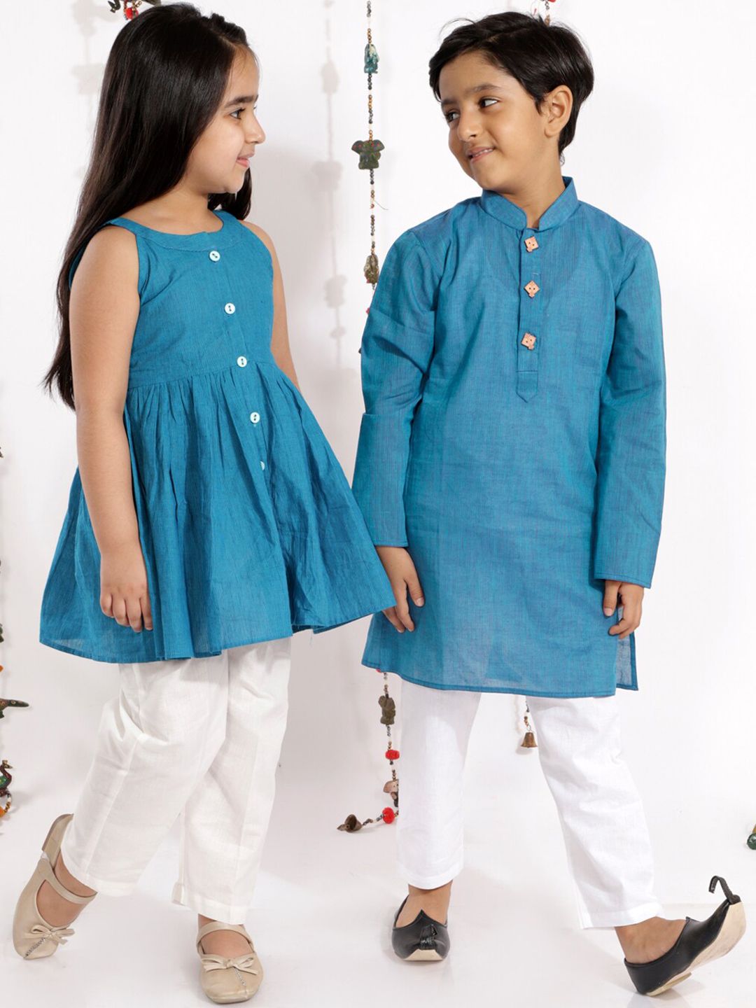 VASTRAMAY Girls Blue Pure Cotton Kurta And Straight Pant