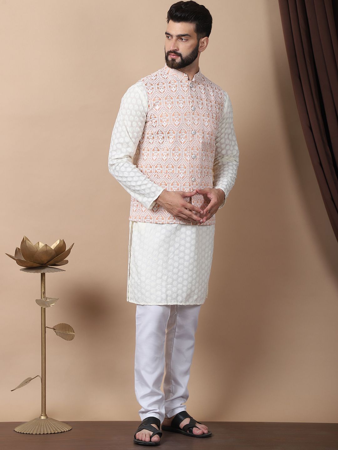 Kurta Kapas Tulen Bersulam Bunga Warna Krim Anouk dengan Jaket Churidar & Nehru