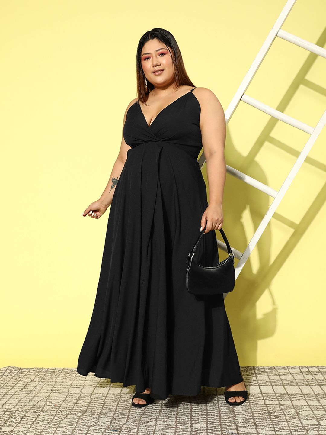 Berrylush Curve Plus Saiz Tali Bahu Pepejal Crepe Maxi Dress