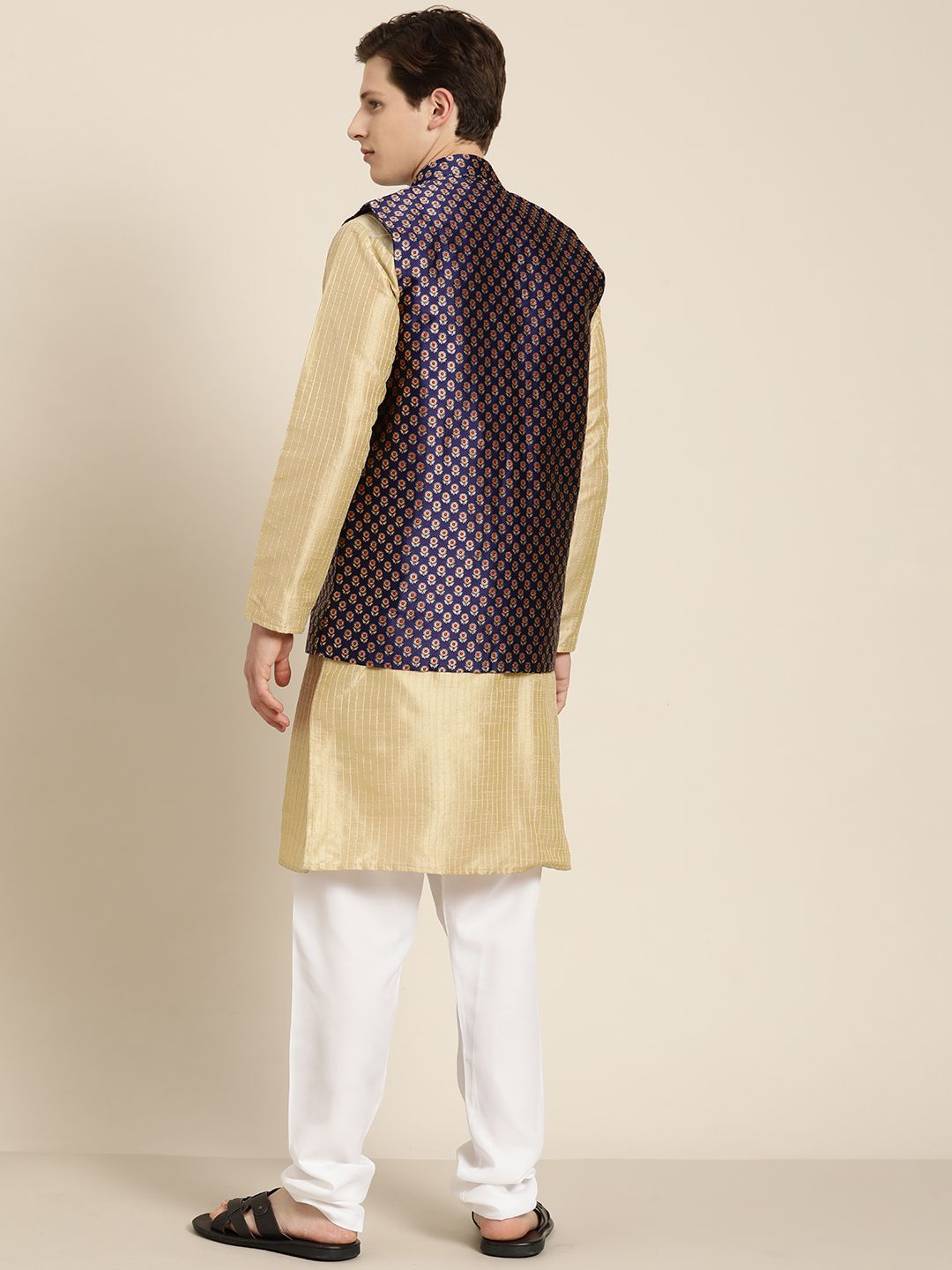 SOJANYA Lelaki Beige Striped Thread Work Straight Kurta Churidar dengan Tenunan Jaket Nehru