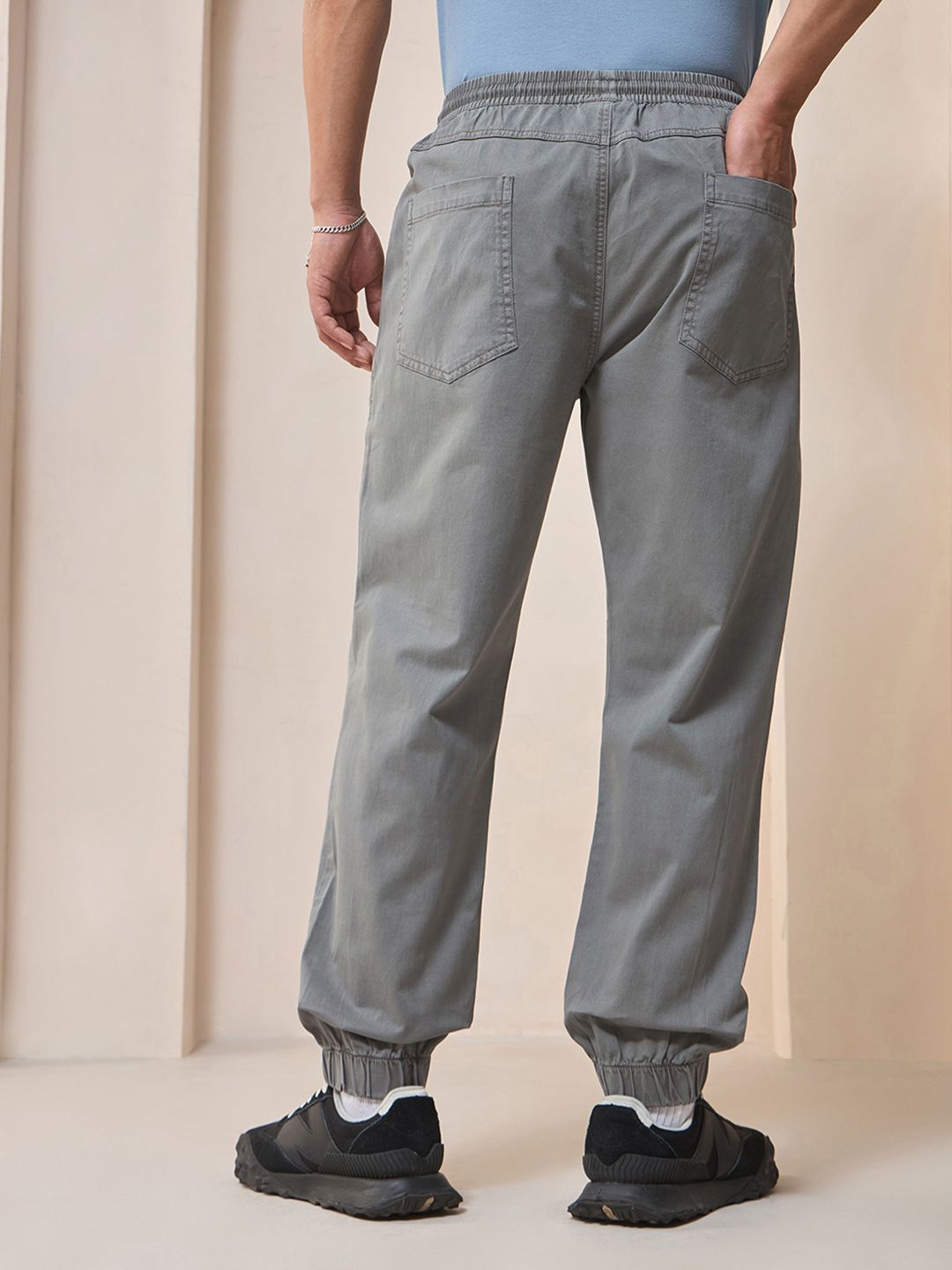 Bewakoof Men Solid Mid-Rise Joggers