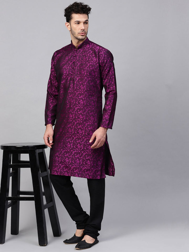 SOJANYA Men Burgundy Woven Design Straight Kurta  Burgundy Woven Design Straight Kurta, mempunyai kolar mandarin, lengan panjang, straight labuh, dan belahan sisi Kurtas