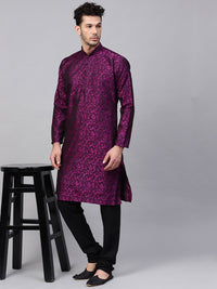 SOJANYA Men Burgundy Woven Design Straight Kurta  Burgundy Woven Design Straight Kurta, mempunyai kolar mandarin, lengan panjang, straight labuh, dan belahan sisi Kurtas