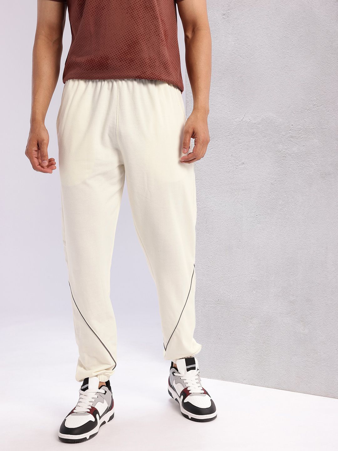 HRX by Hrithik Roshan Men Contrast Piping Mid-Rise Lifestyle Joggers