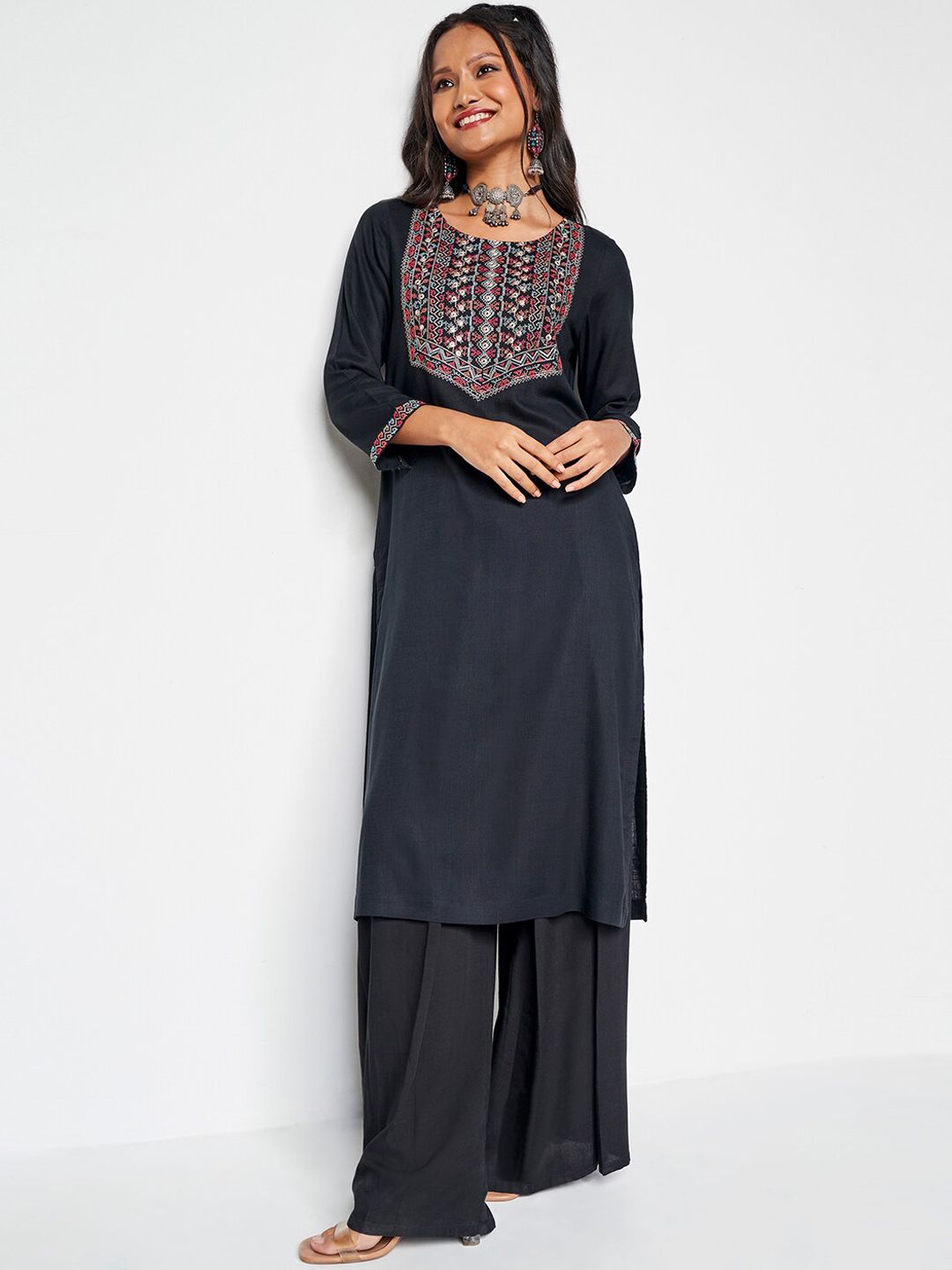 Global Desi Ethnic Motifs Yoke Design Thread Work Straight Kurta