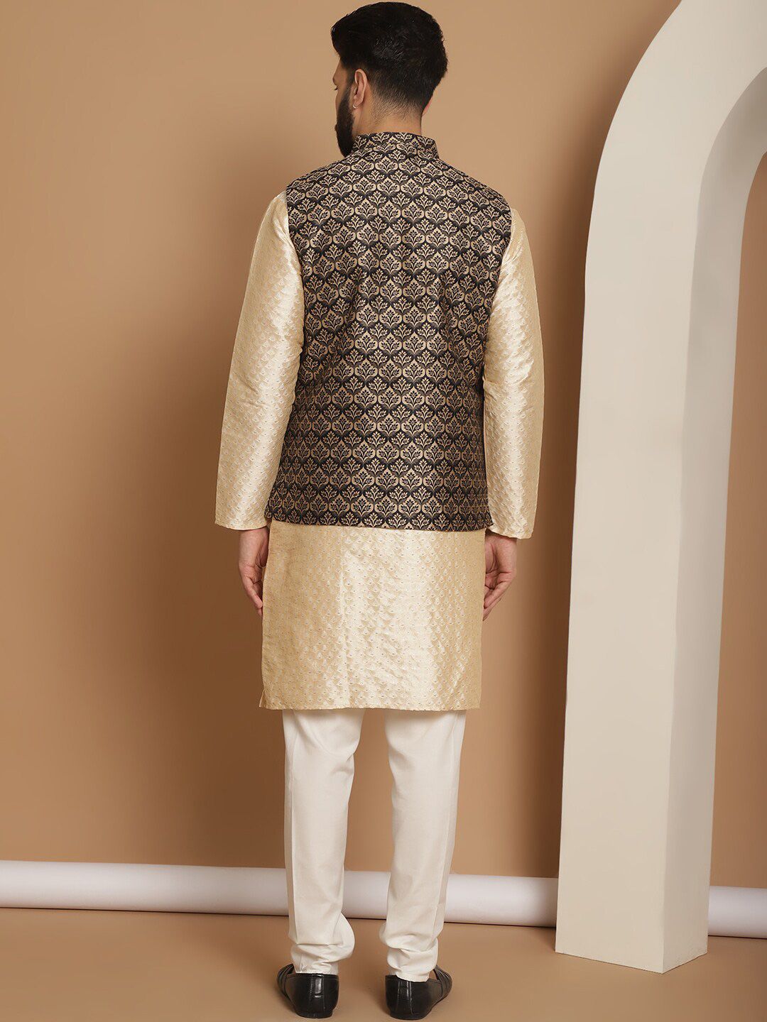 Motif Etnik Anouk Cetak Kurta Lurus Kolar Mandarin & Churidar Dengan Jaket Nehru