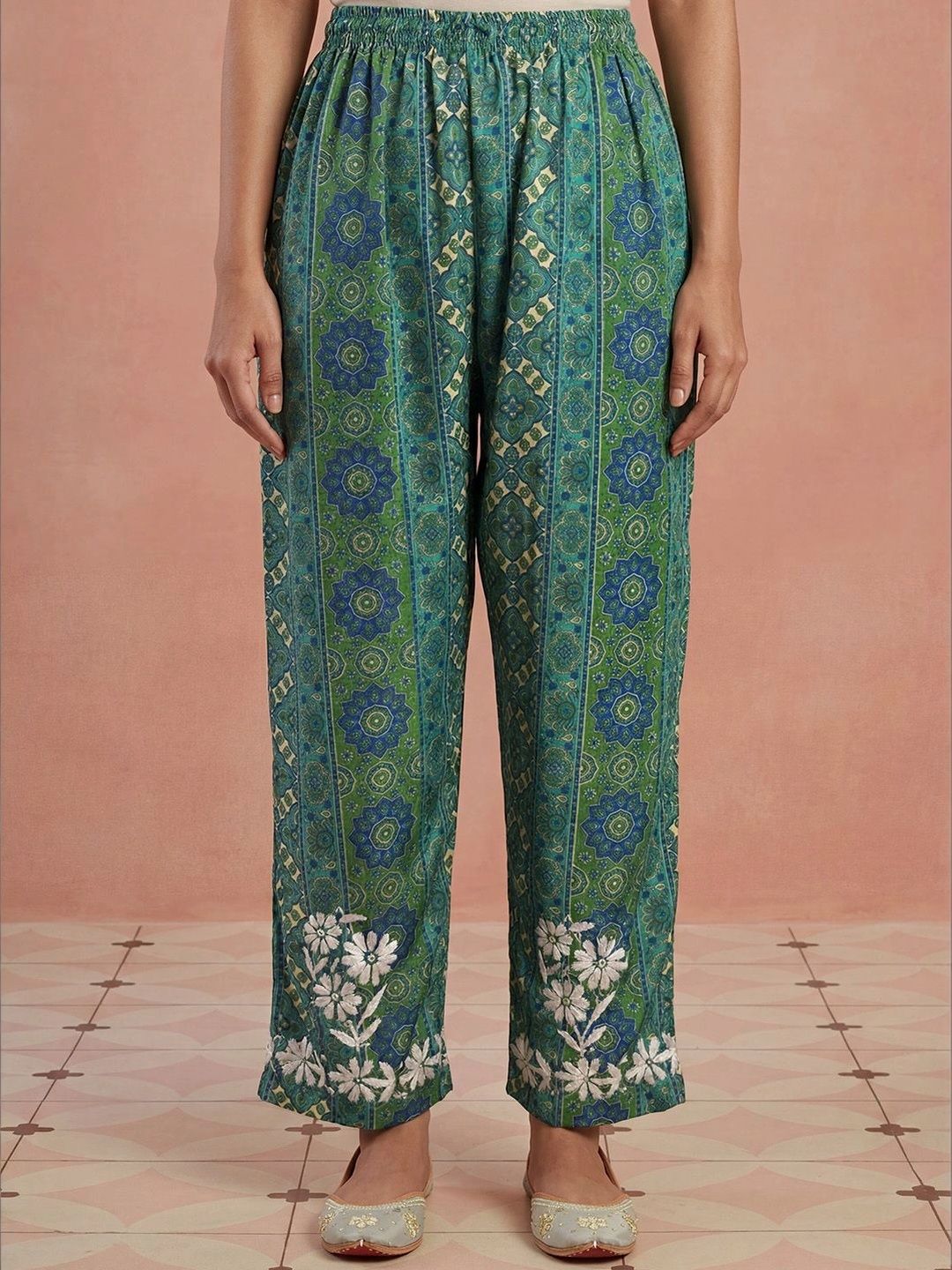 House of Chikankari Women Regular Chikankari Silk Crepe Kurta with Trousers