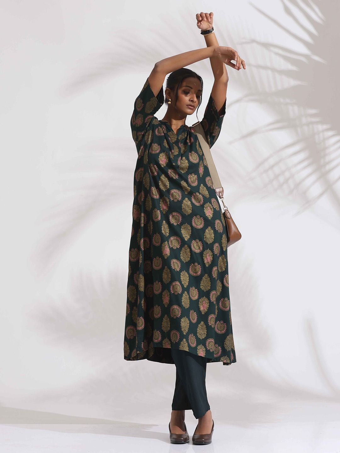 trueBrowns Floral Printed Straight Kurta with Trousers