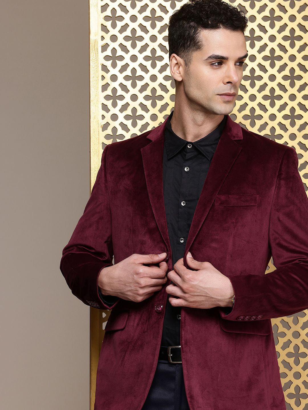 House of Pataudi Notched Lapel Single-Breasted Velvet Finish Jashn Party Blazer