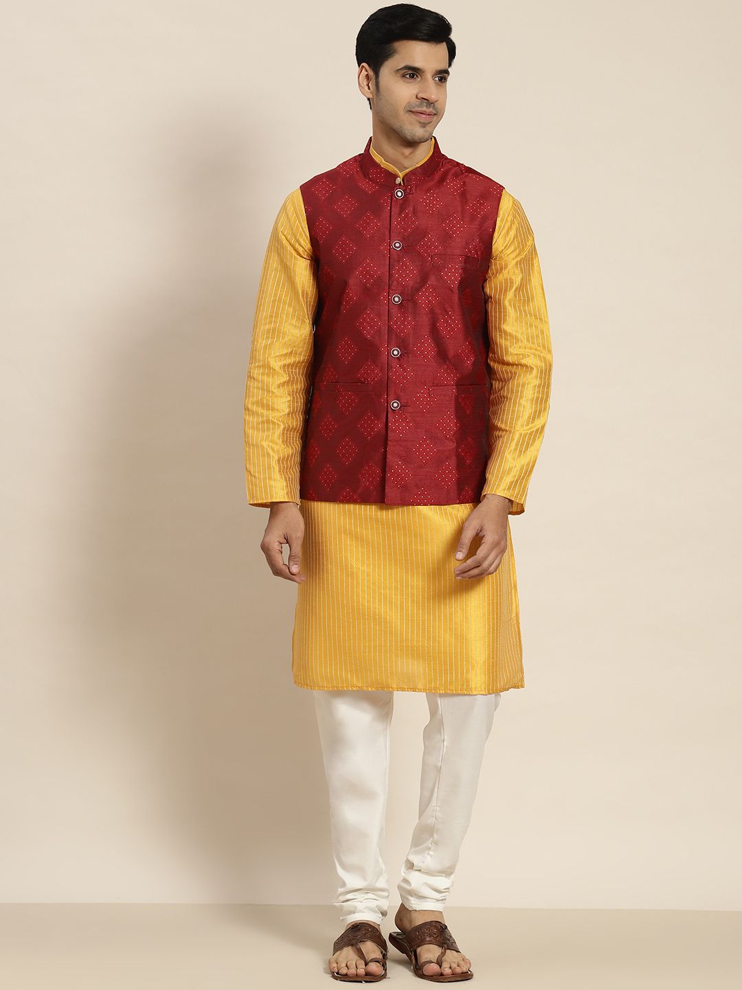 SOJANYA Kurta Rekaan Tenunan Lelaki dengan Churidar dengan Jaket Nehru