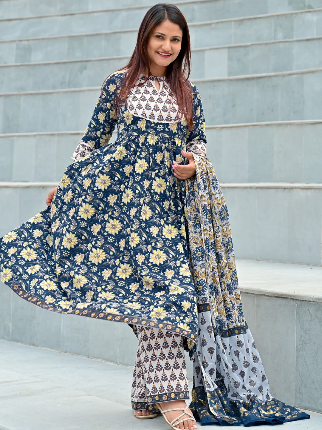 Libas Womens Blue Printed Cotton Anarkali Kurta dengan Palazzos & Dupatta