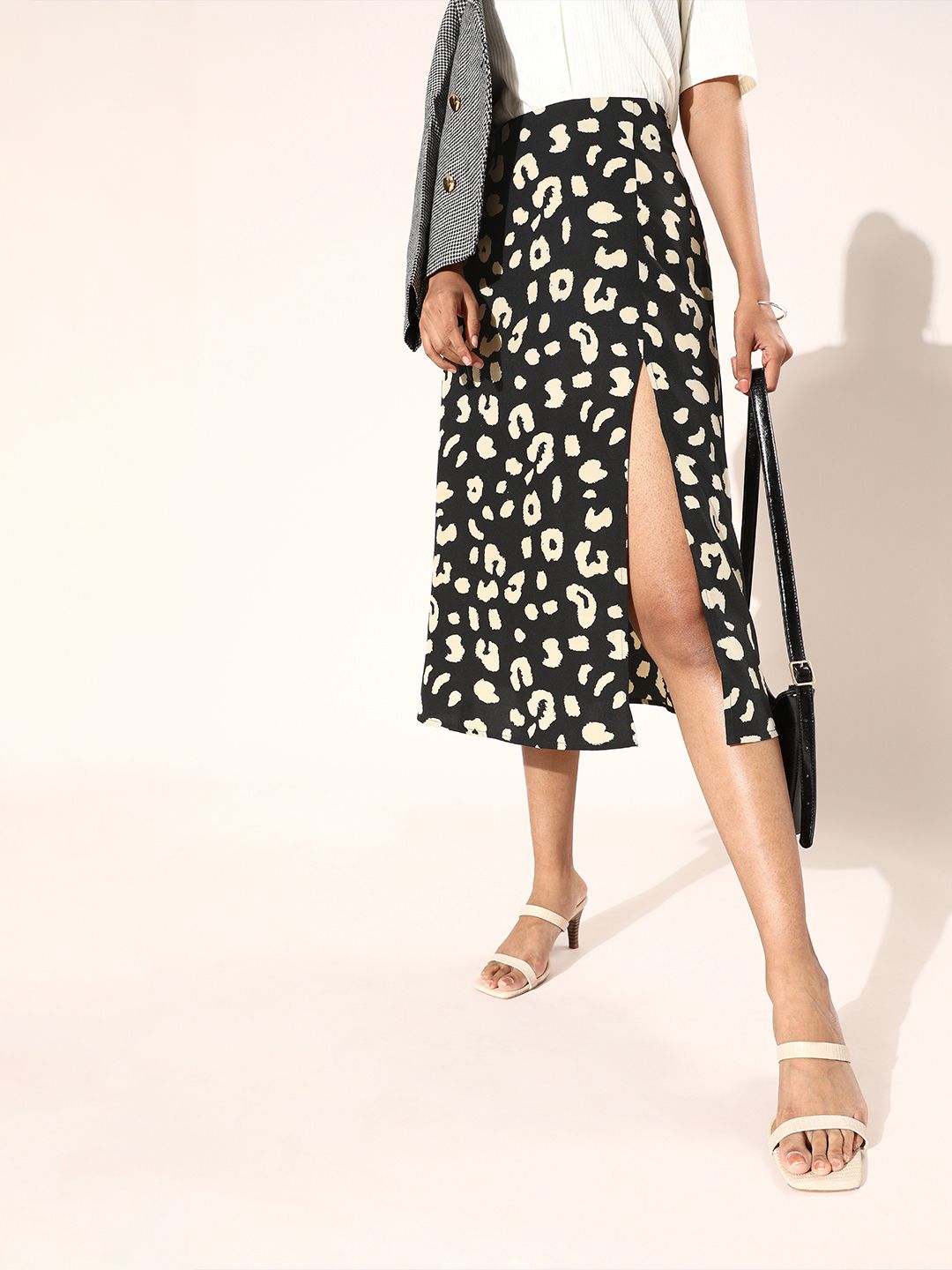 Berrylush Women Black Abstract Animal Printed Skirt
