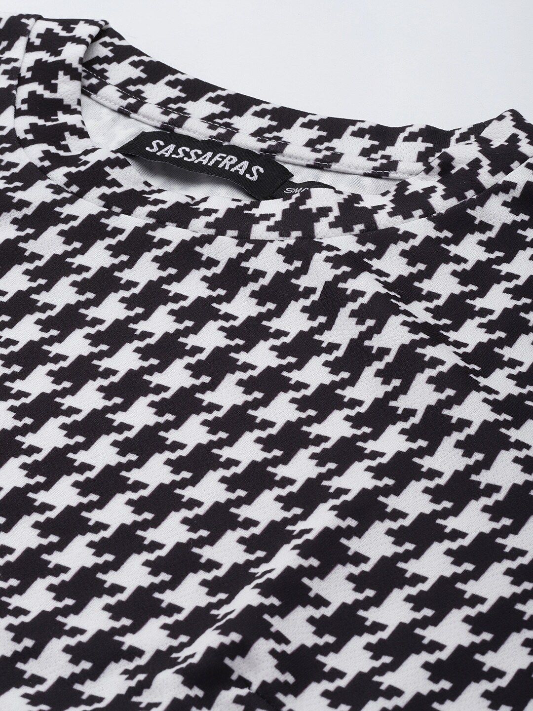 SASSAFRAS Black & White Geometric Print Crop Top
