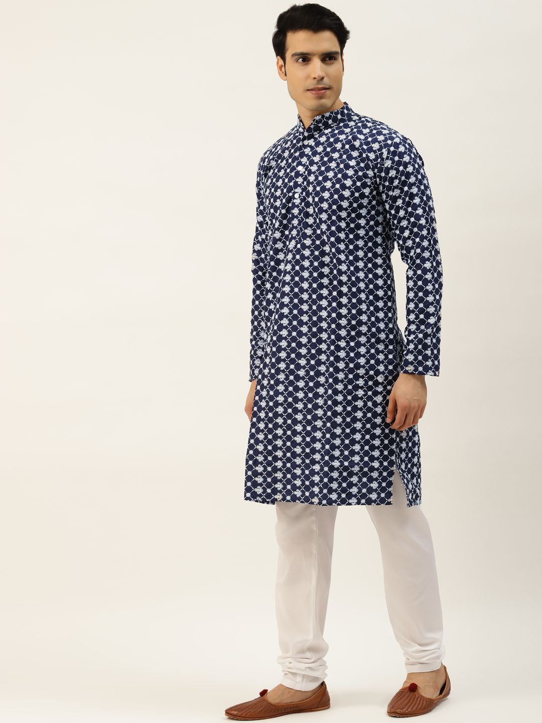 SOJANYA Men Navy Chikankari Sulam Kurta dengan Jaket Churidar & Nehru