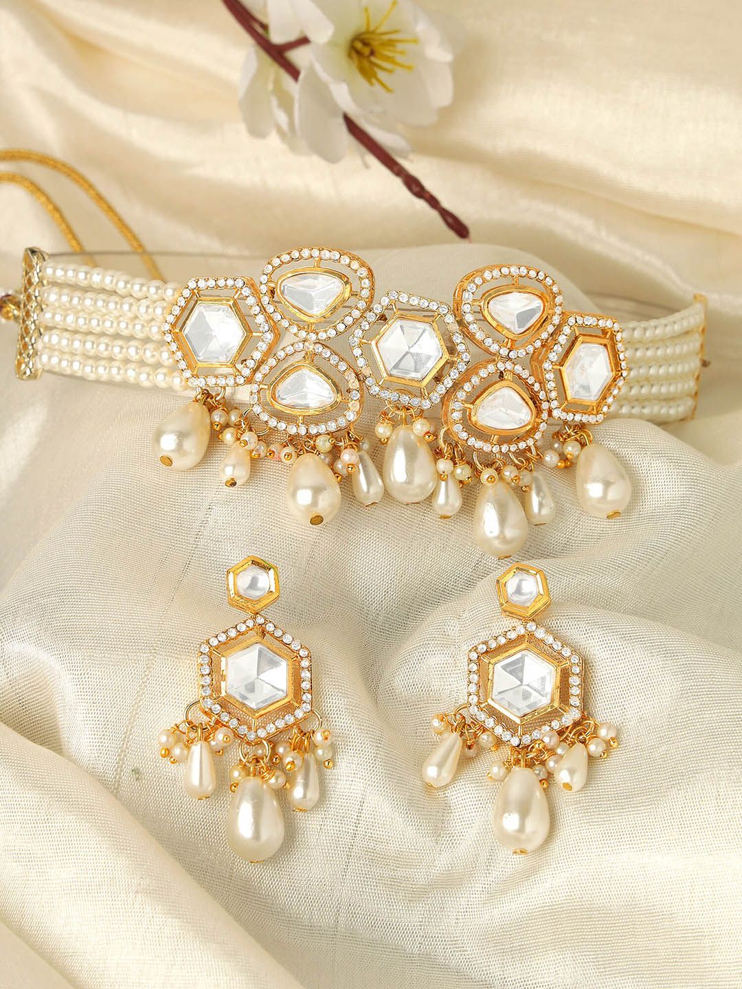 Karatcart berlapis emas berlapis Kundan-studded & mutiara yang ditetapkan perhiasan choker