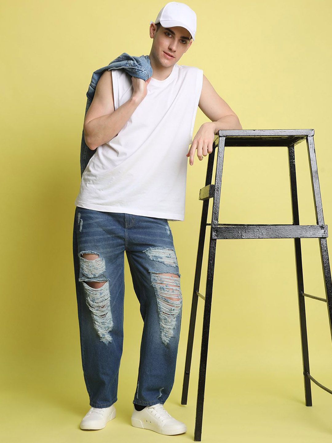 Bene Kleed Men Mildly Distressed Light Fade Baggy Jeans