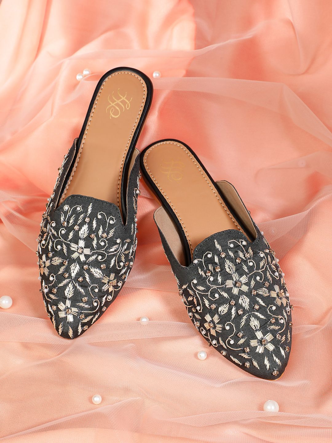 House of Pataudi Women Embellished Ethnic Mules