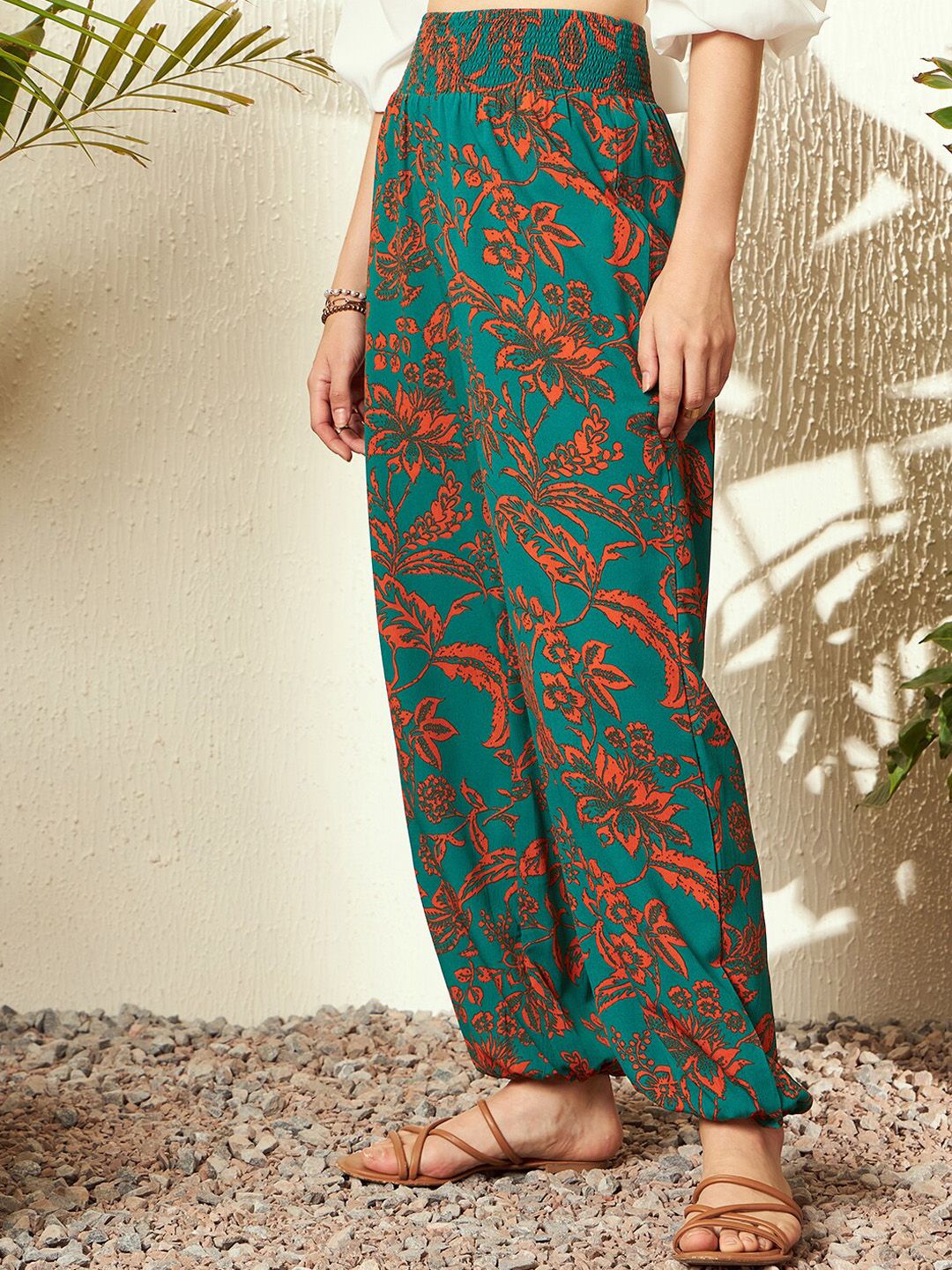 Berrylush Women Floral Printed Relaxed Straight Leg High-Rise Trousers
