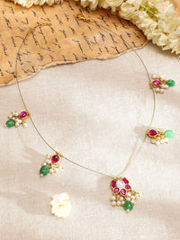 Rubans 18K berlapis emas Ruby Pink & Emerald Green Kundan Kalung yang disemat dengan aksen mutiara